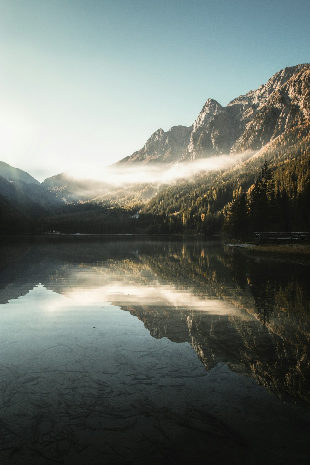 Fotografía de paisaje de la masa de agua contra la montaña