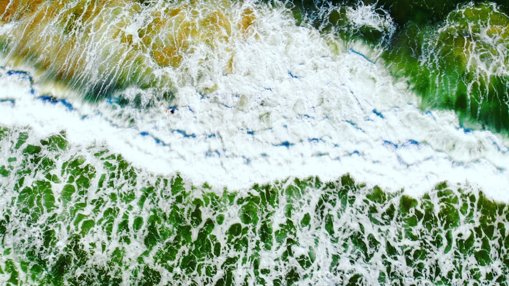 Fotografía aérea cuerpo ola de agua