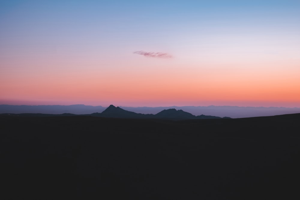 青空の下の山のシルエット