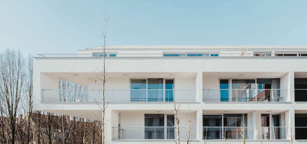 Bâtiment peint en blanc sous ciel bleu