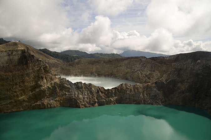 Pemandangan udara danau kawah berwarna di kawasan wisata Danau Kelimutu Flores