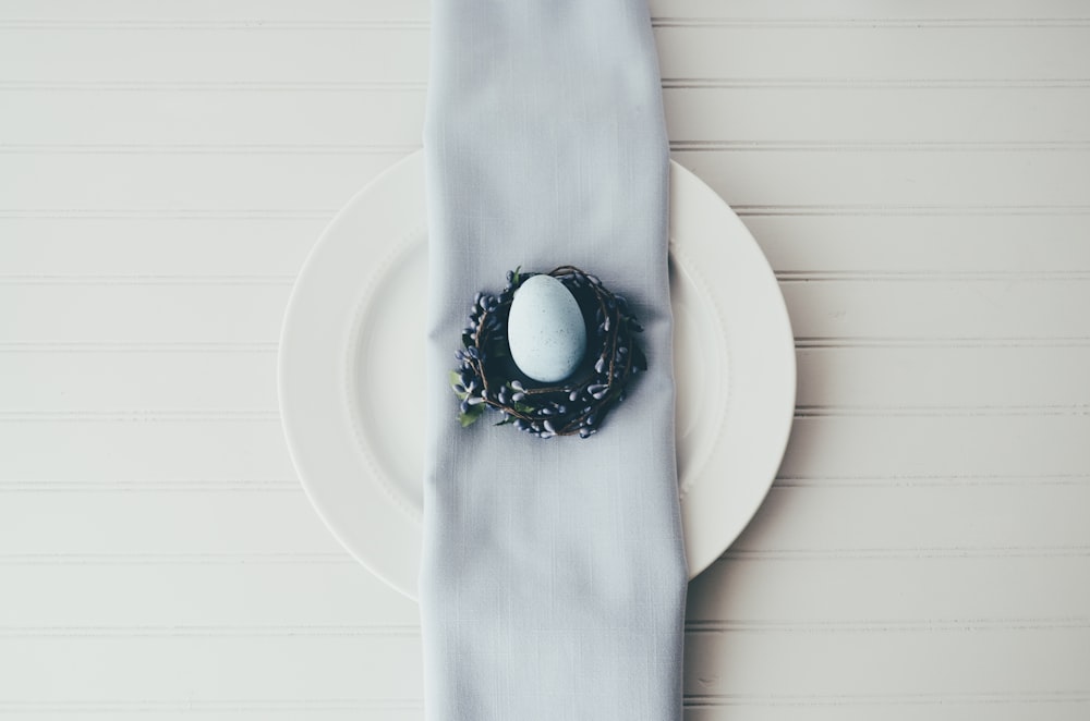 Weißes Ei auf schwarzem Teller