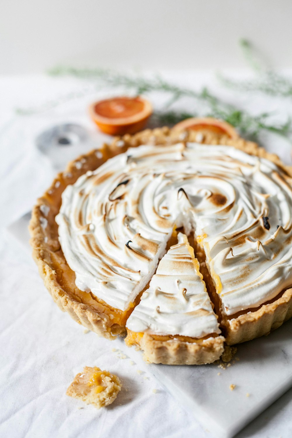 torta redonda fatiada com creme de leite