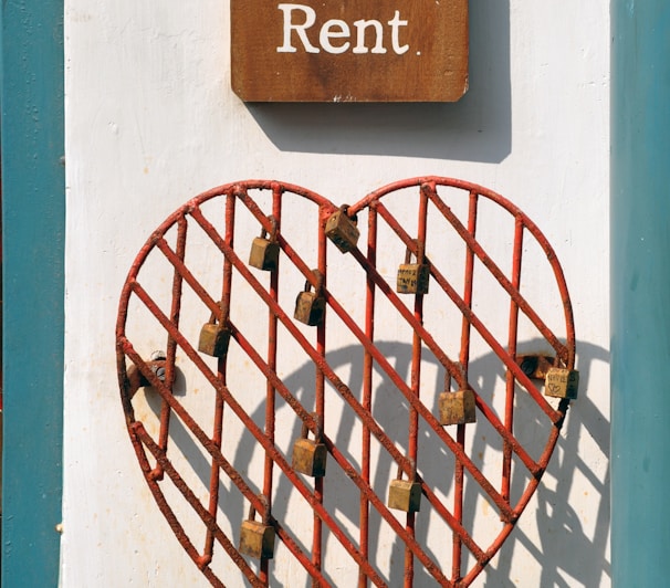 closeup photo of room for rent sign