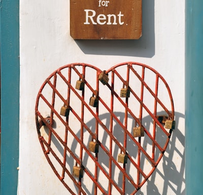 closeup photo of room for rent sign