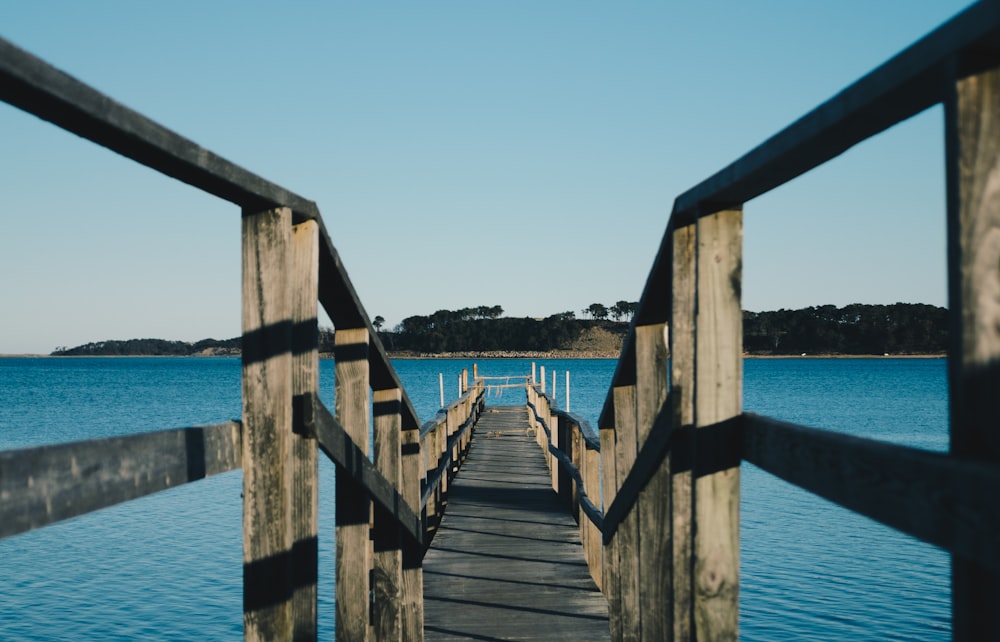 muelle de madera marrón vacío bajo el cielo azul