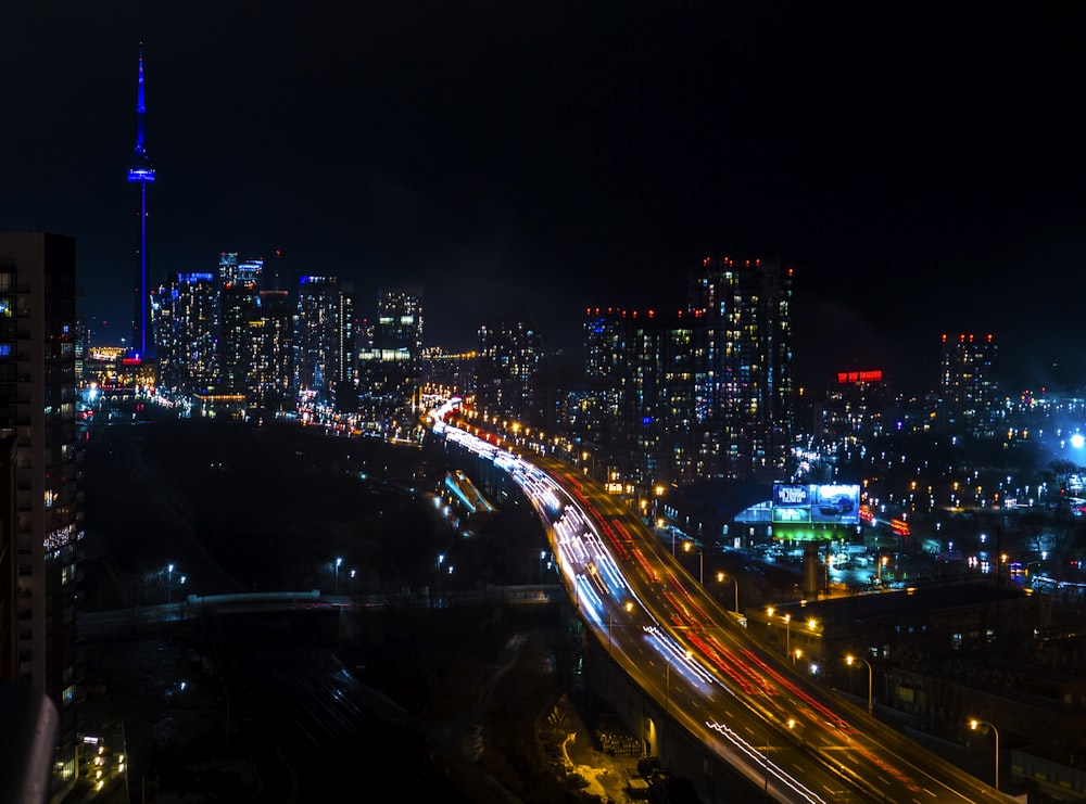 Photographie en accéléré de la ville pendant la nuit