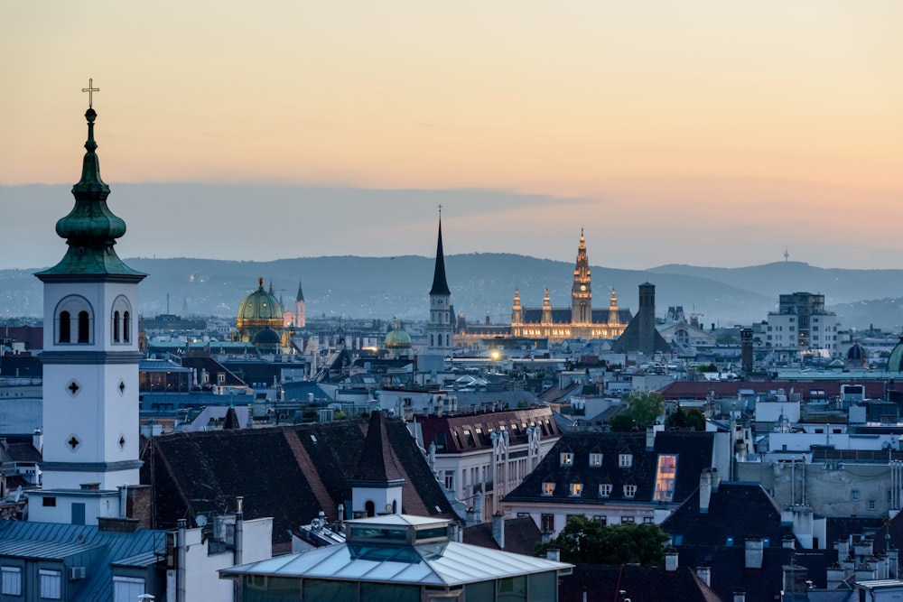 Luftaufnahme einer Stadt bei Sonnenuntergang