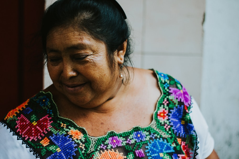 woman wearing multicolored floral dress