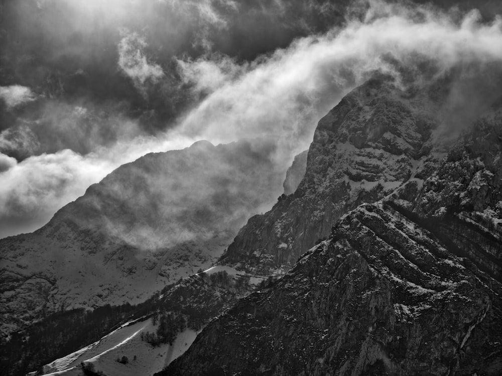 Foto en escala de grises de la montaña