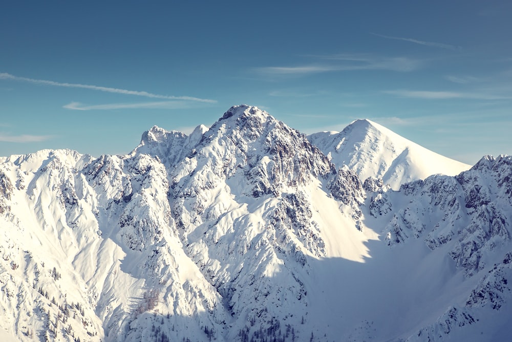 photo de paysage de montagne enneigée