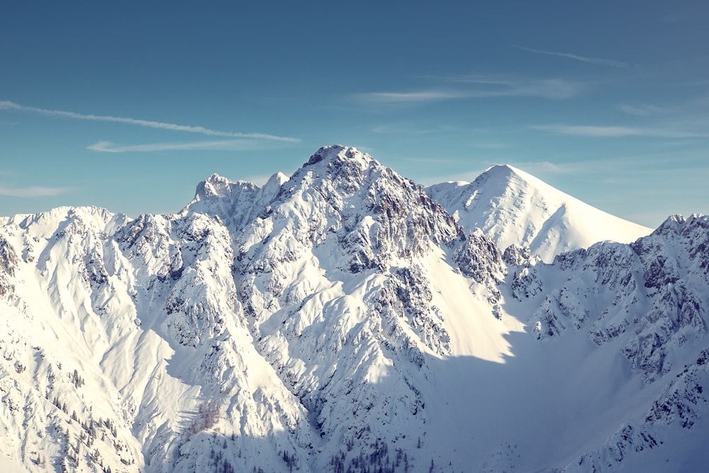 Landschaftsfoto des verschneiten Berges