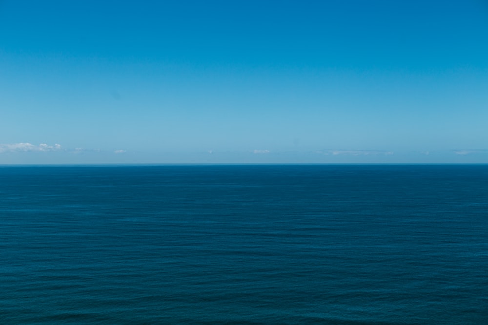 昼間の青空に青い海