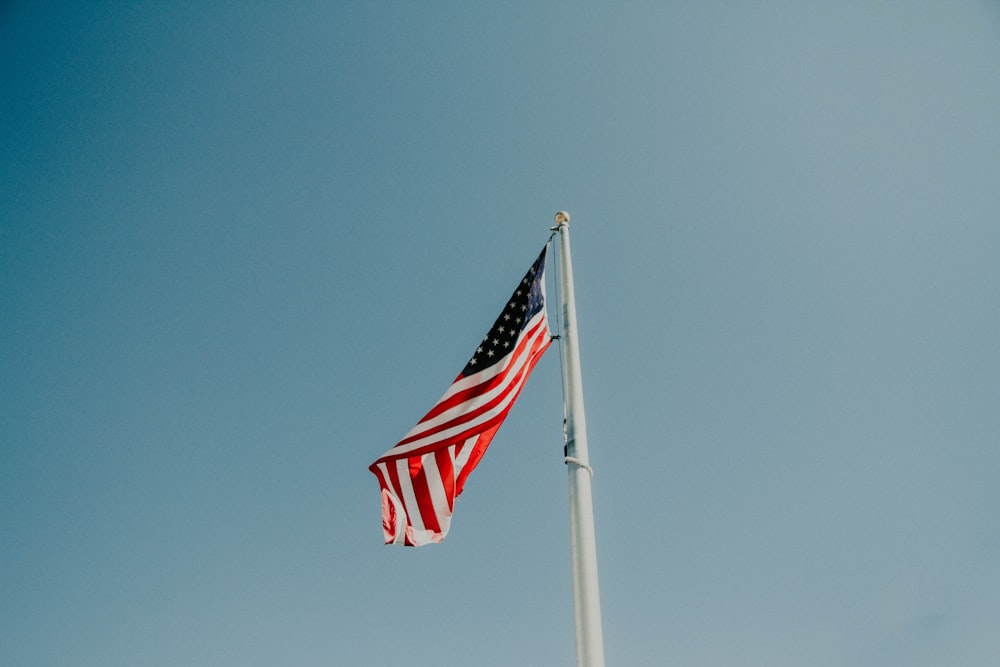 昼間のアメリカ国旗竿