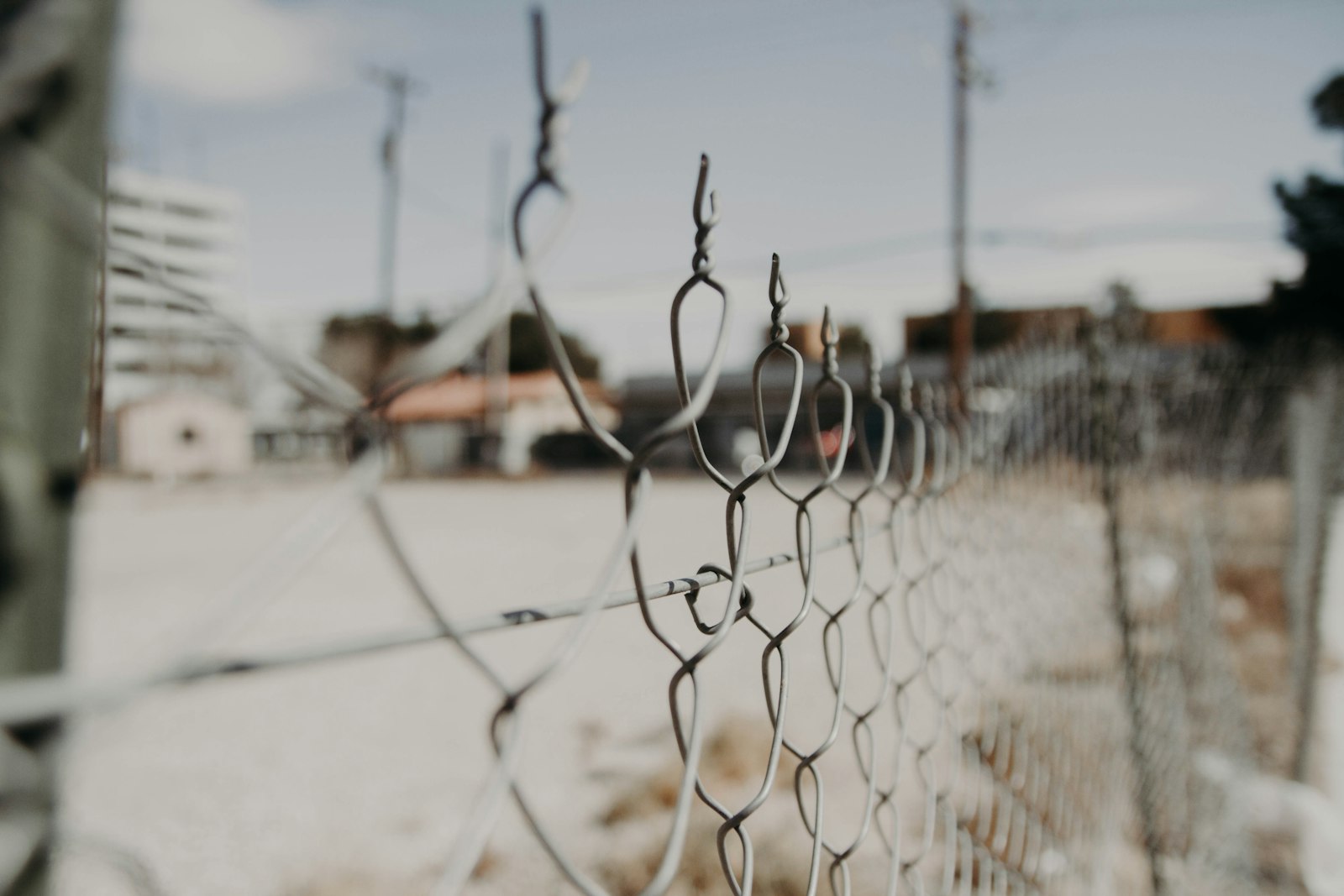 Canon EOS 7D + Tamron SP AF 17-50mm F2.8 XR Di II LD Aspherical (IF) sample photo. Gray chain link fence photography