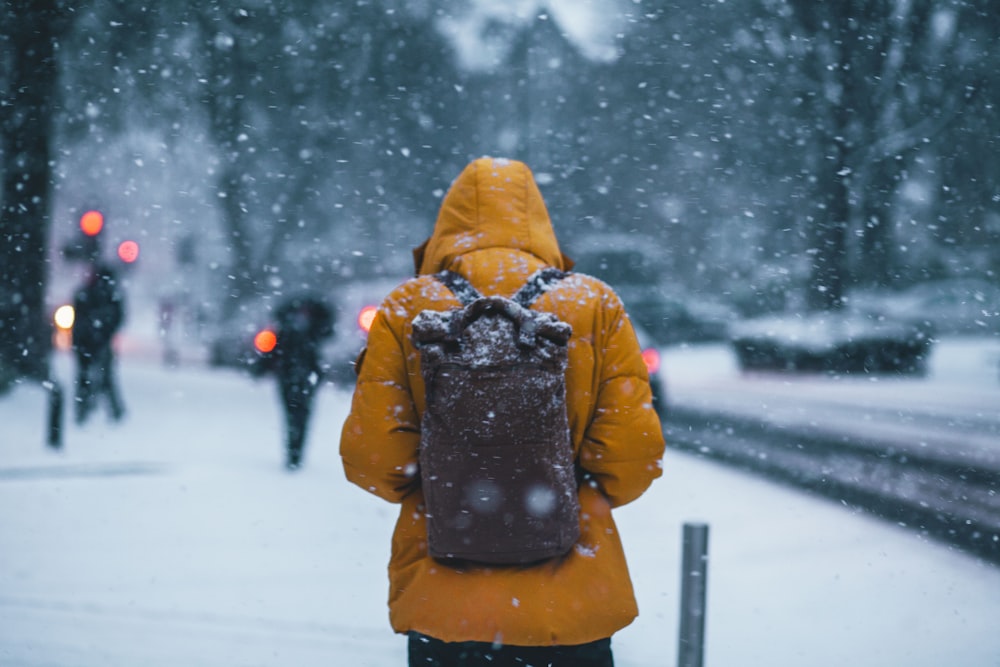 Person, die Jacke und Rucksack trägt