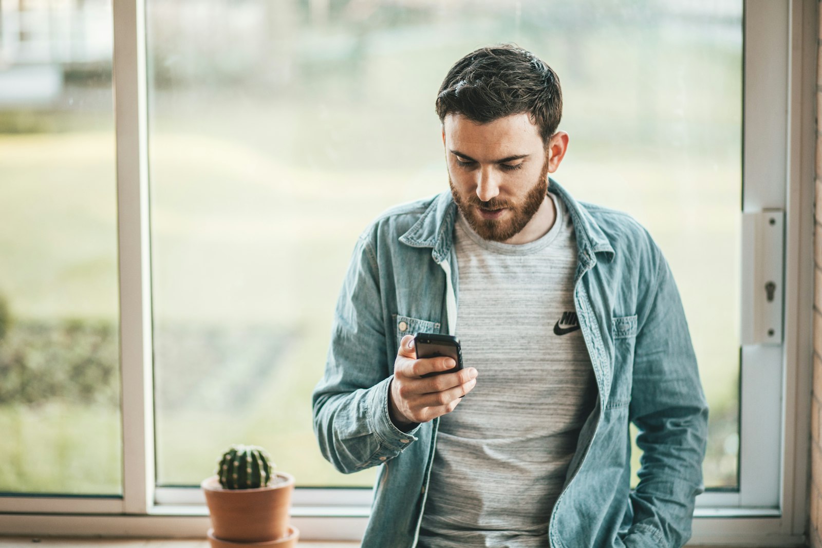 Canon EOS 5D Mark II + Canon EF 85mm F1.8 USM sample photo. Man holding a smartphone photography