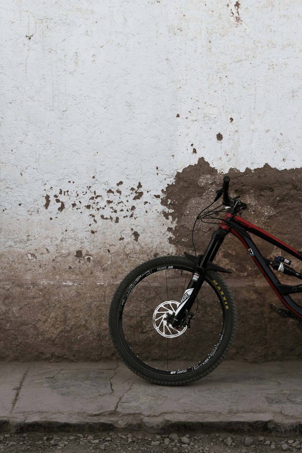 Bicicleta negra y roja