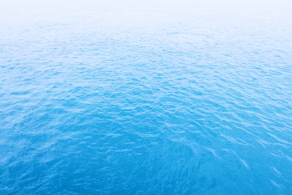Photo aérienne de l’océan bleu de jour