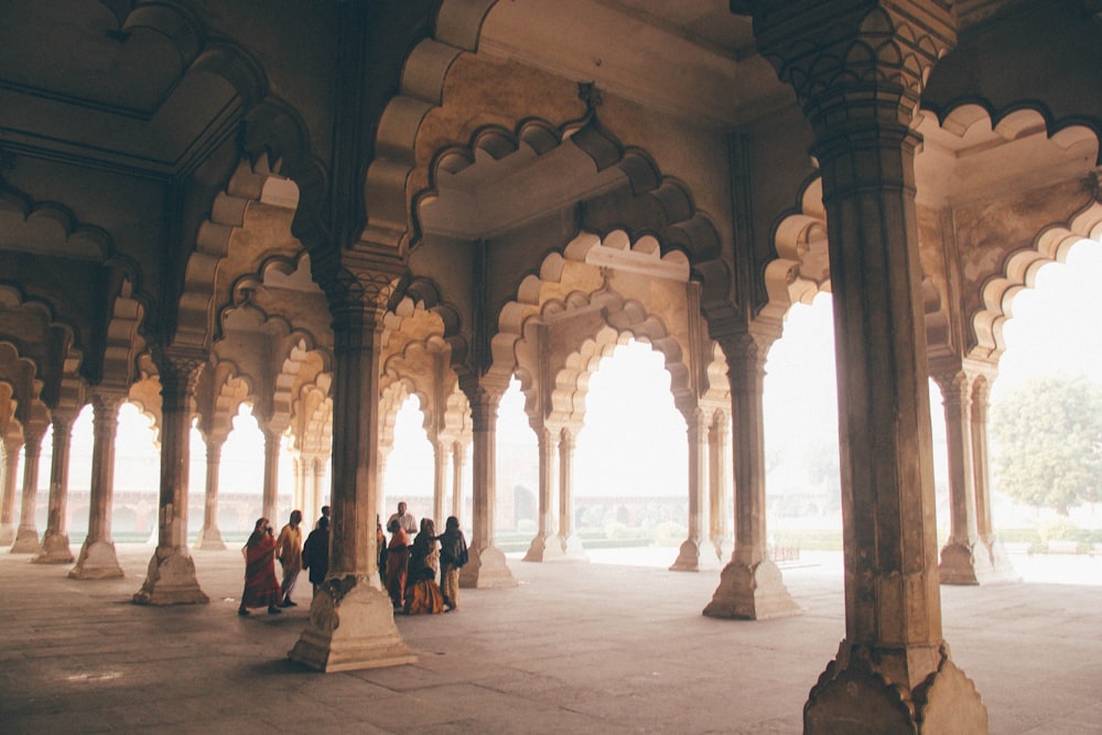 Gruppe von Menschen im Tempel tagsüber