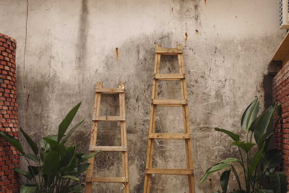 Dos escaleras de madera marrón