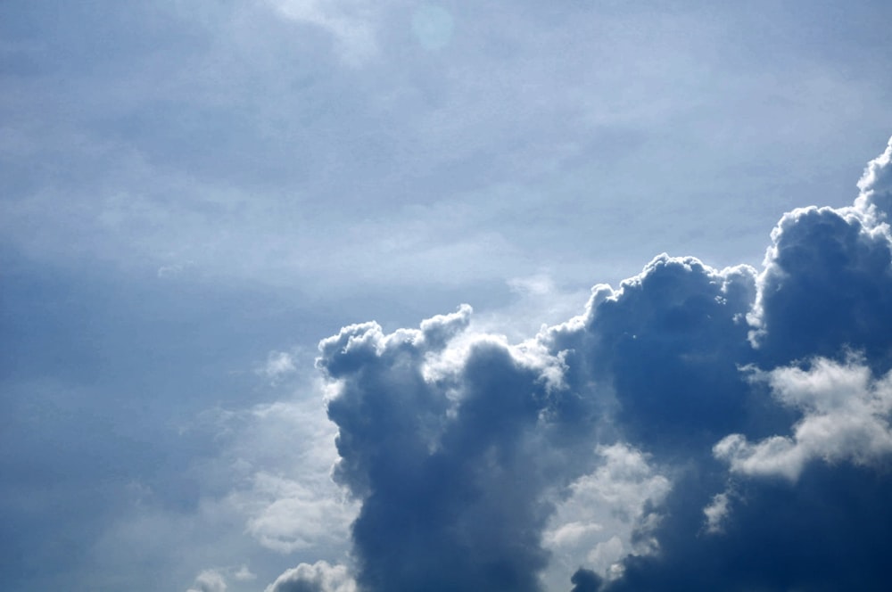 nuvens brancas e cinzentas durante o dia