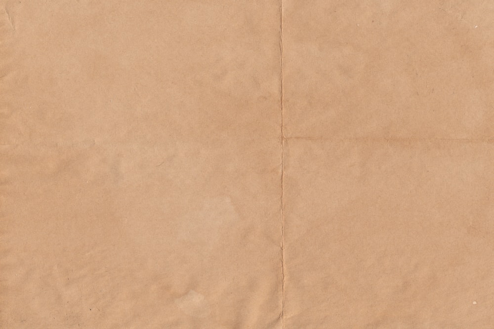 ein Blatt braunes Papier mit weißem Hintergrund