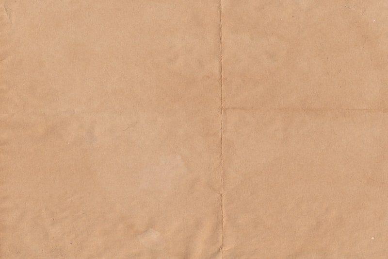 Struktur eines braunen Papierbogens