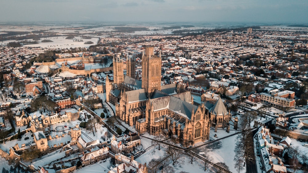 Cathédrale brune pendant la journée