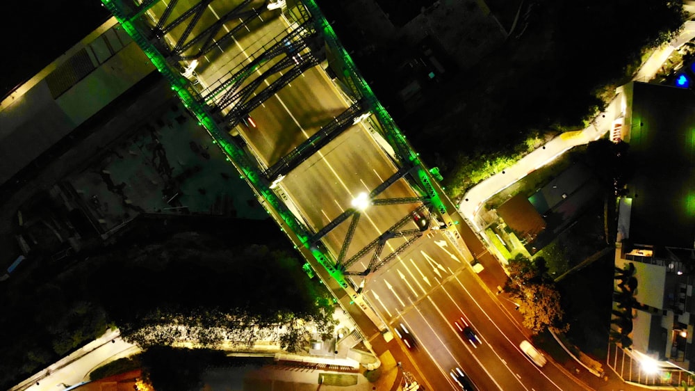Fotografía timelapse de coches en la carretera de la ciudad durante la noche