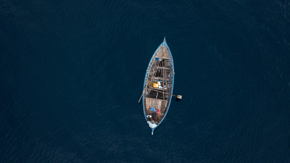 Barco azul y marrón en el cuerpo de agua
