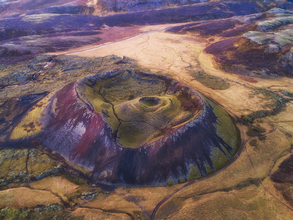 Vista aérea de um vulcão durante o dia