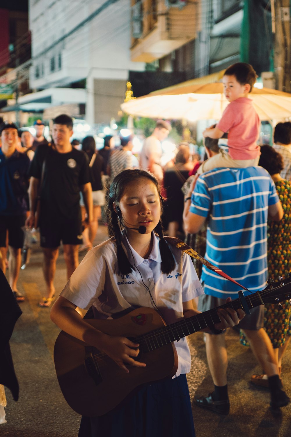 foto de foco seletivo da menina tocando guitarra e cantando