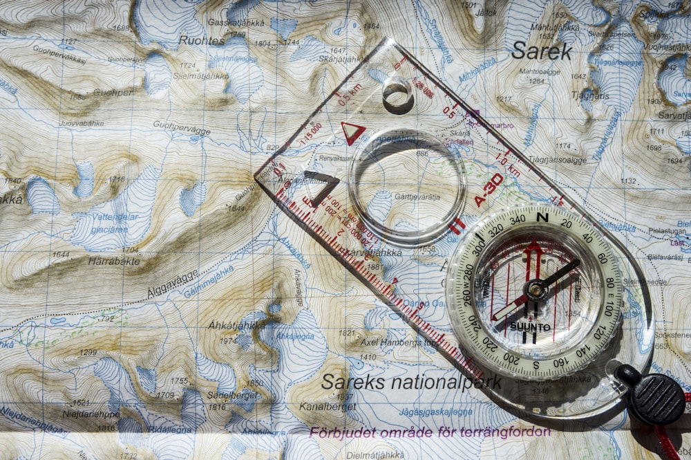 klarer und weißer Kompass mit Lineal auf Kartenillustration