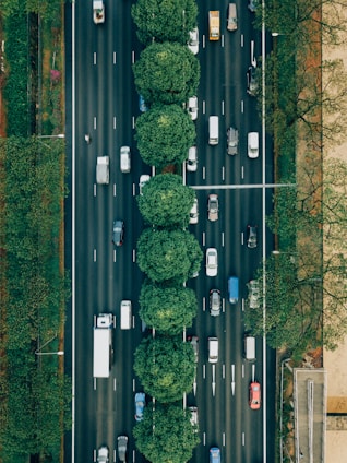 Photos aérienne d'une route avec des véhicules