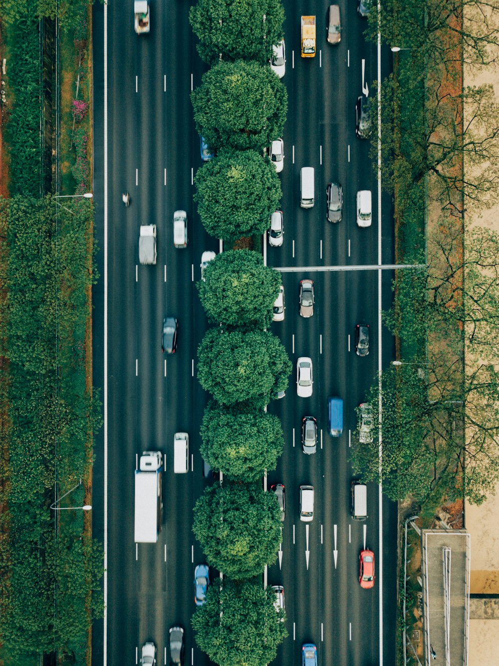 Photographie aérienne de la route avec des voitures