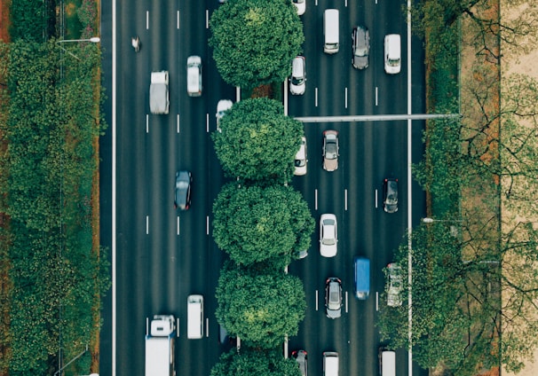 Photos aérienne d'une route avec des véhicules