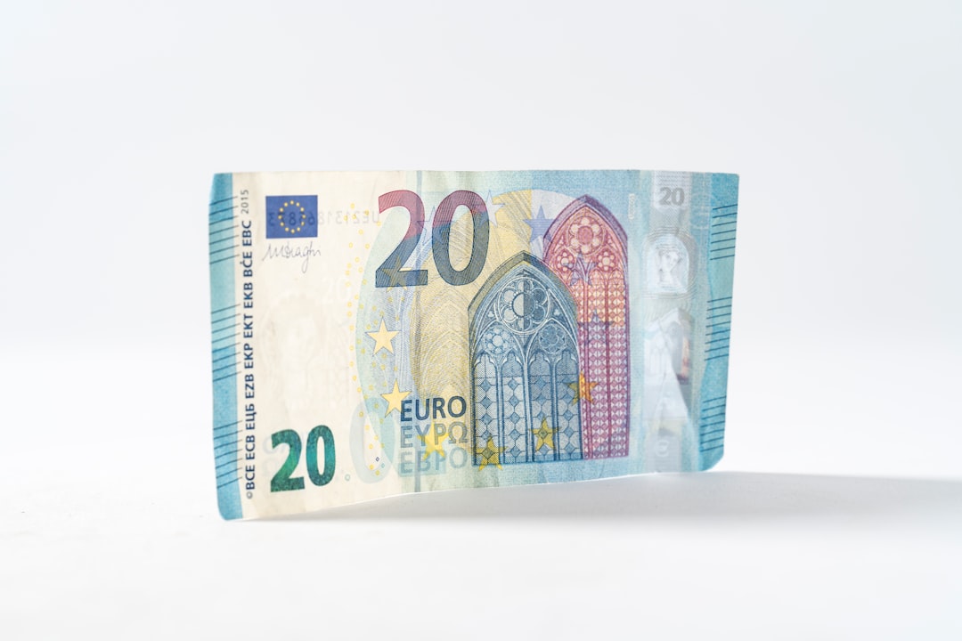 After three days of going down, Euro-Dollar is flat today, hovering around 1.0731