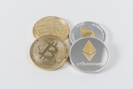 four round silver-colored and gold-colored Bitcoins