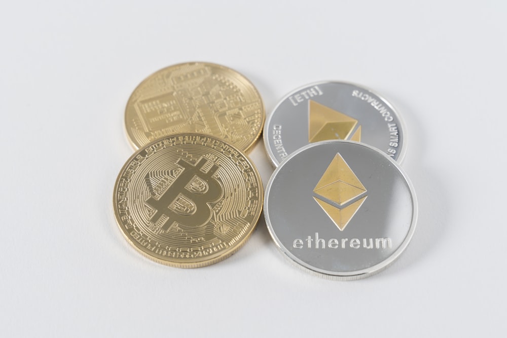 cuatro Bitcoins redondos de color plateado y dorado
