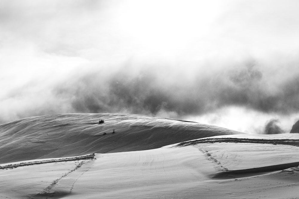 Foto en escala de grises de una tormenta de arena en el desierto