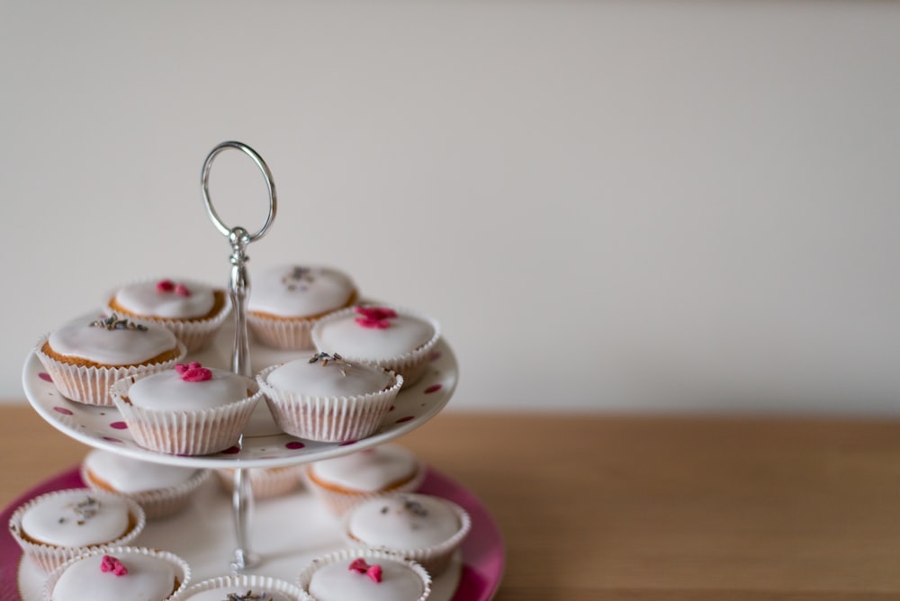 Fotografia a fuoco selettiva di cupcakes su Tidbit