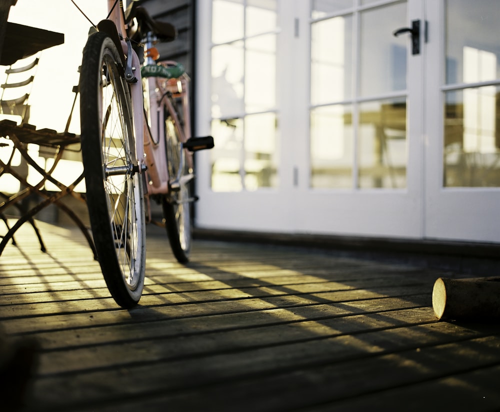 Bicicleta rígida rosa cerca del edificio