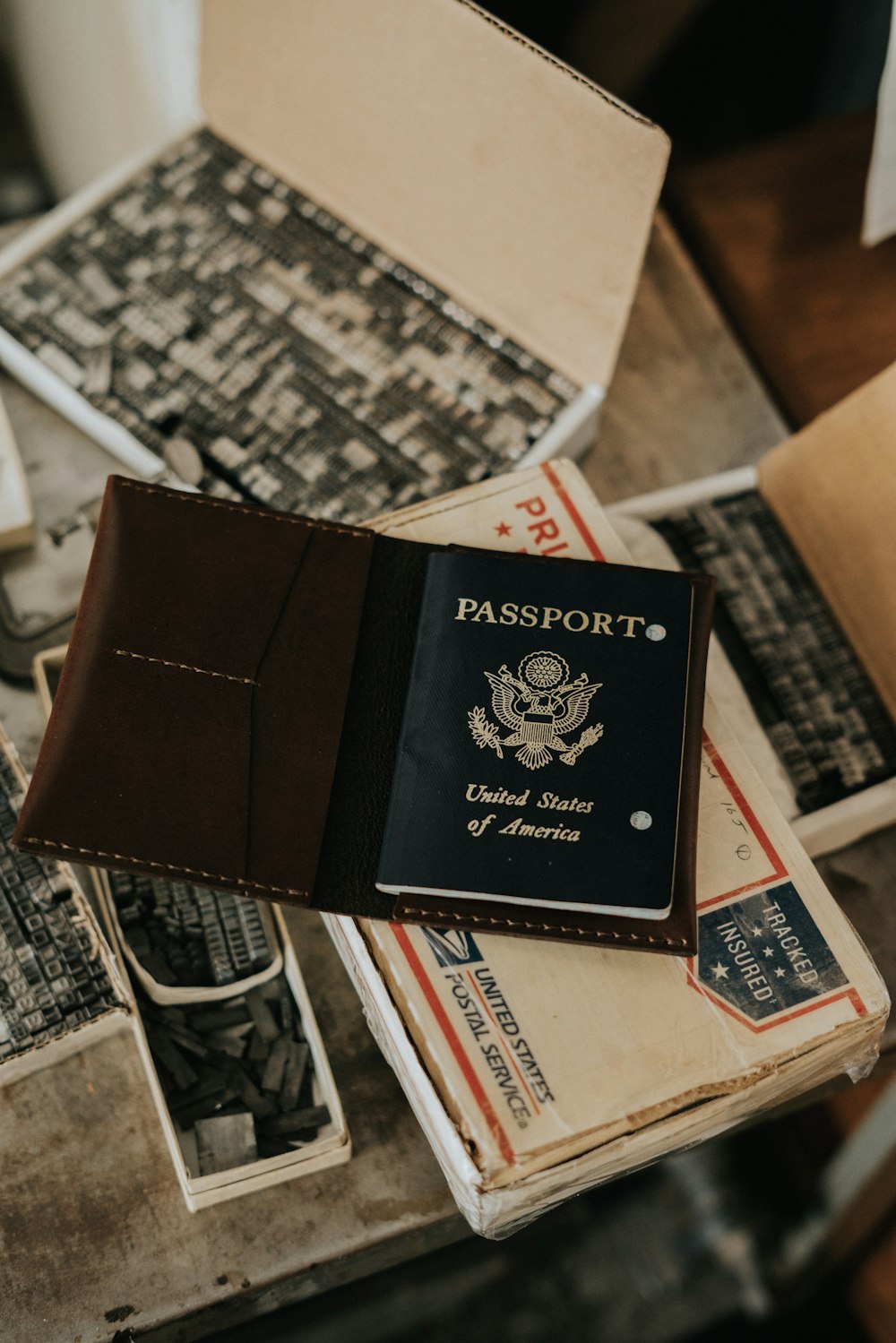 흰색 상자에 미국 여권 사진