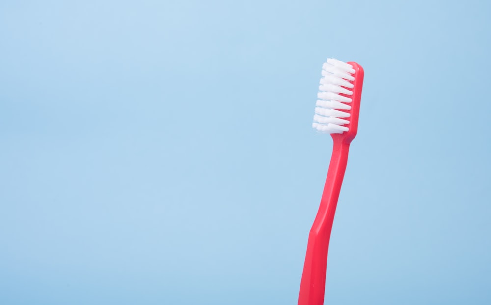 escova de dentes vermelha