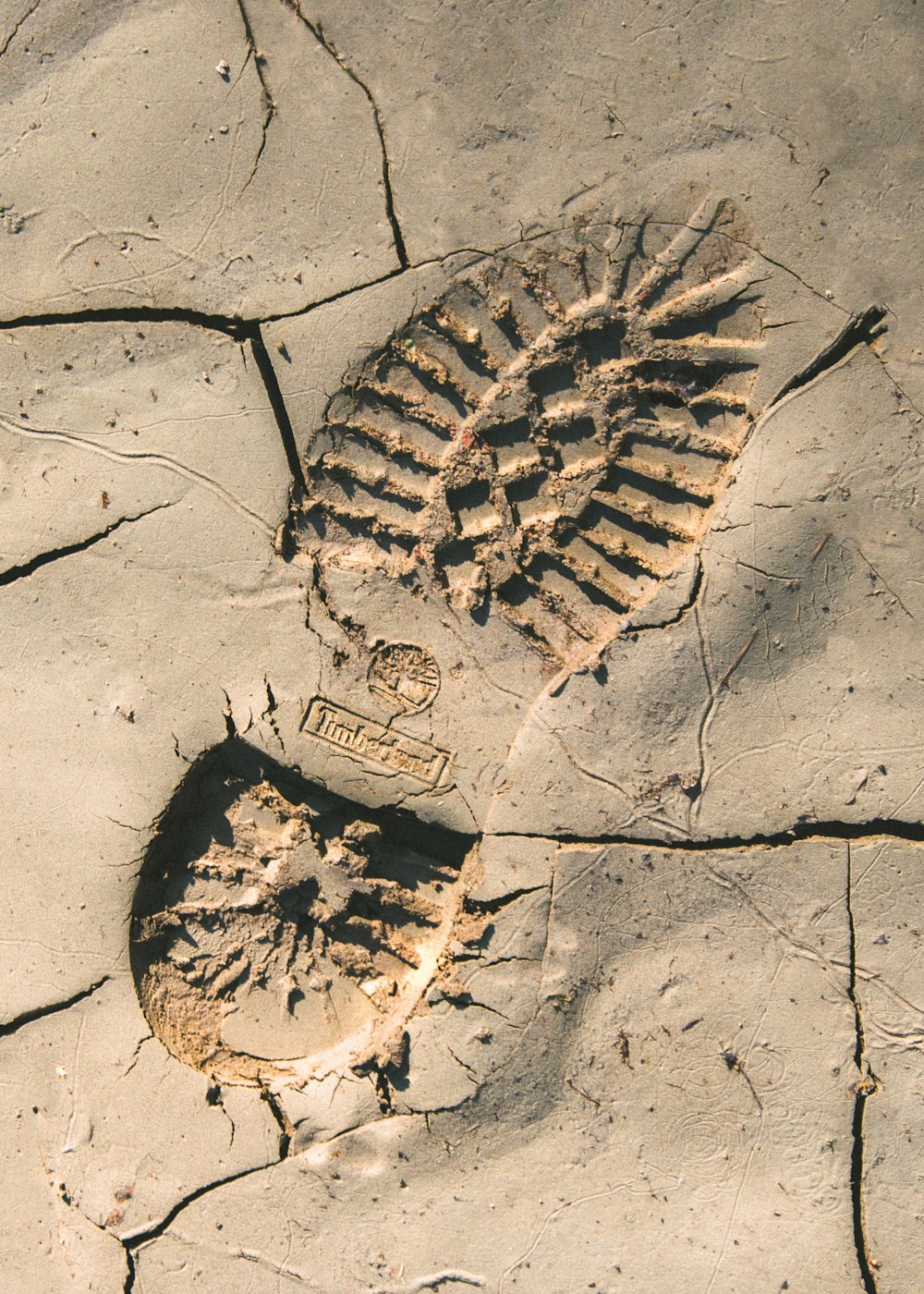 Timberland-Stiefelabdruck auf Sand