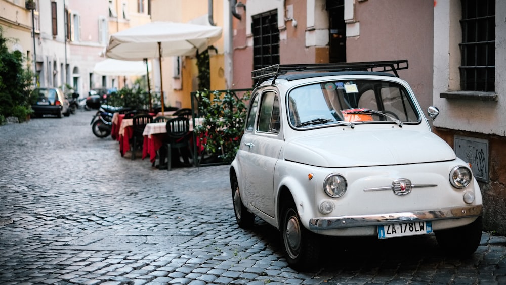 veicolo bianco parcheggiato davanti alla casa durante il giorno