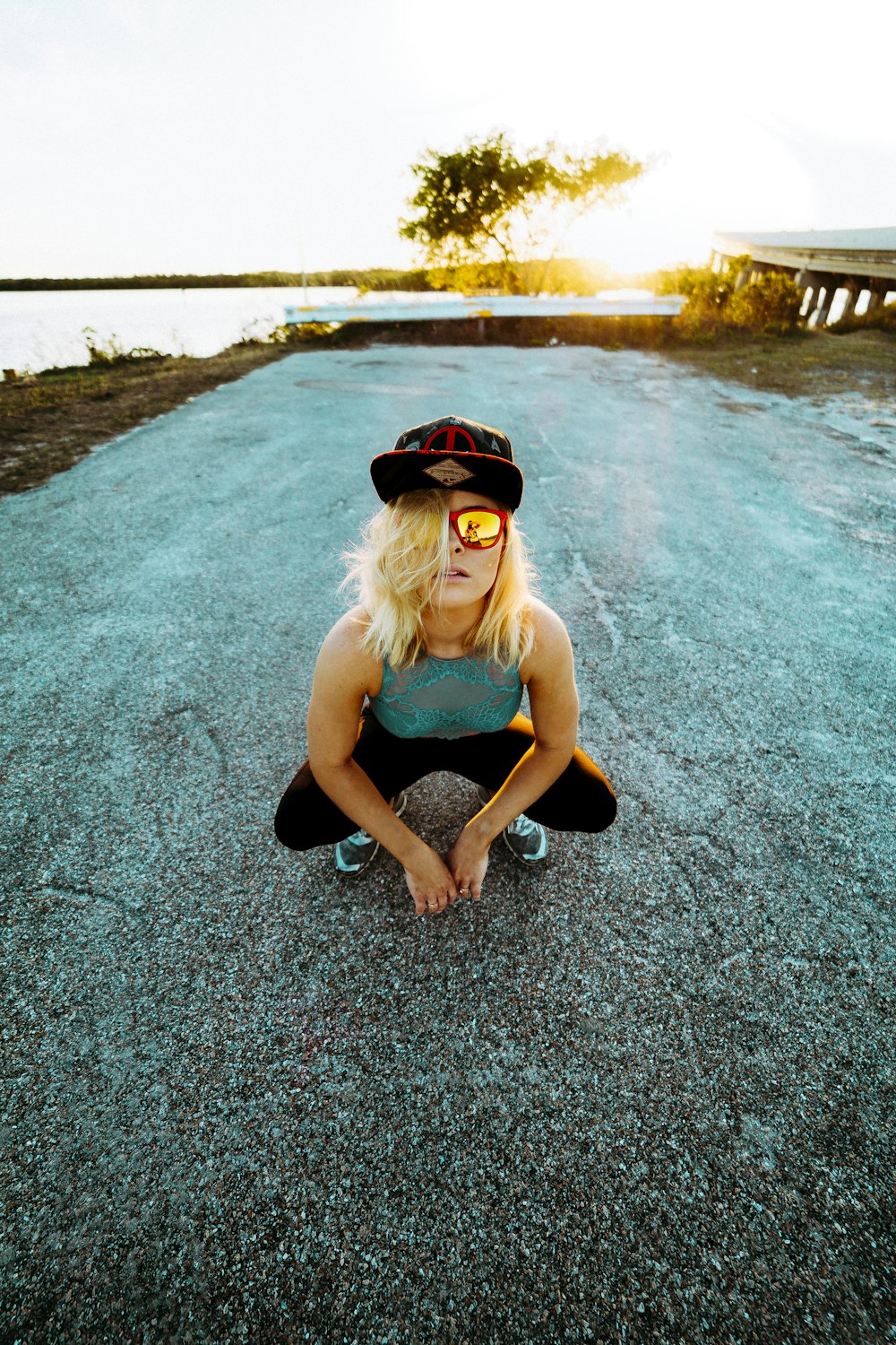 femme en bleu sans manches ayant une photo pendant le coucher du soleil