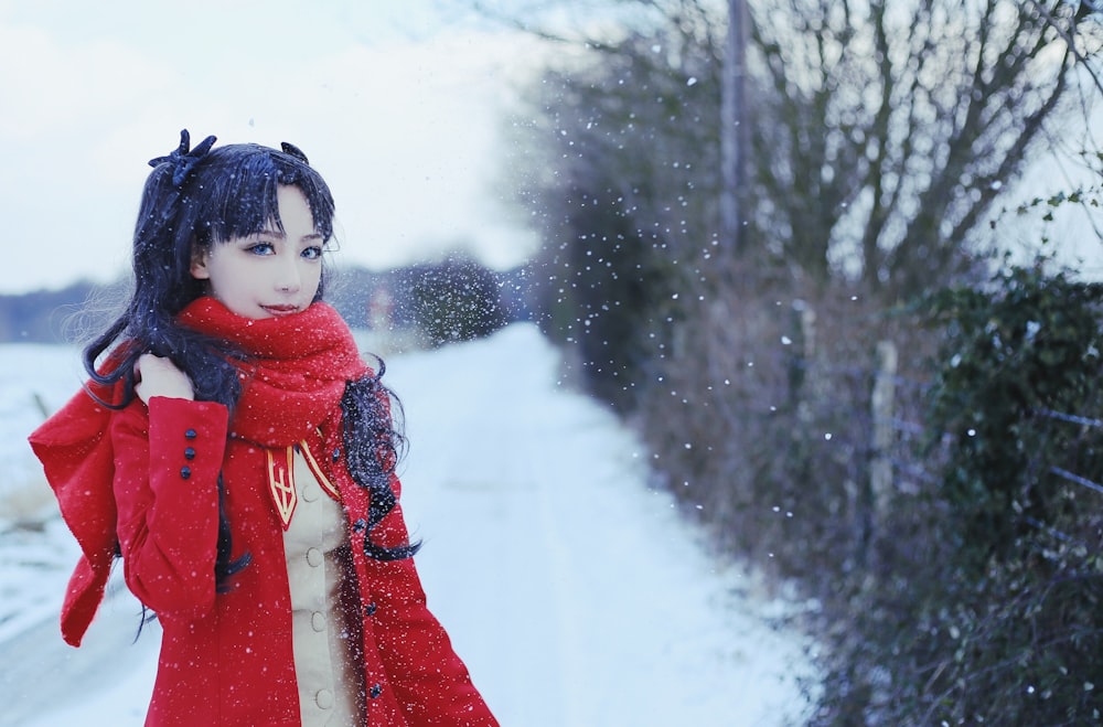 Mulher em pé na estrada nevada