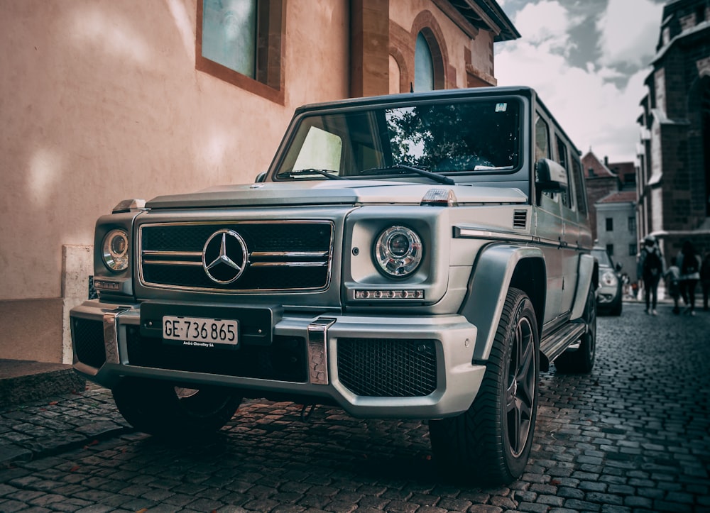 graues Mercedes-Benz Fahrzeug neben Haus